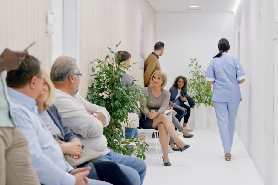 Image de patients dans la salle d'attente d'une clinique