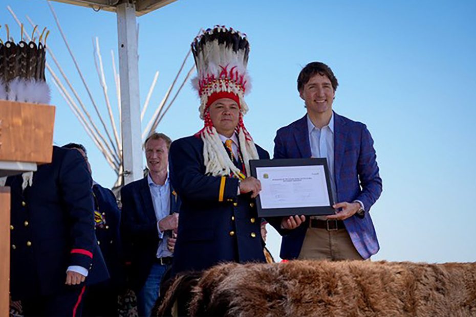Règlement de Siksika signé par le chef Ouray Crowfoot et Justin Trudeau