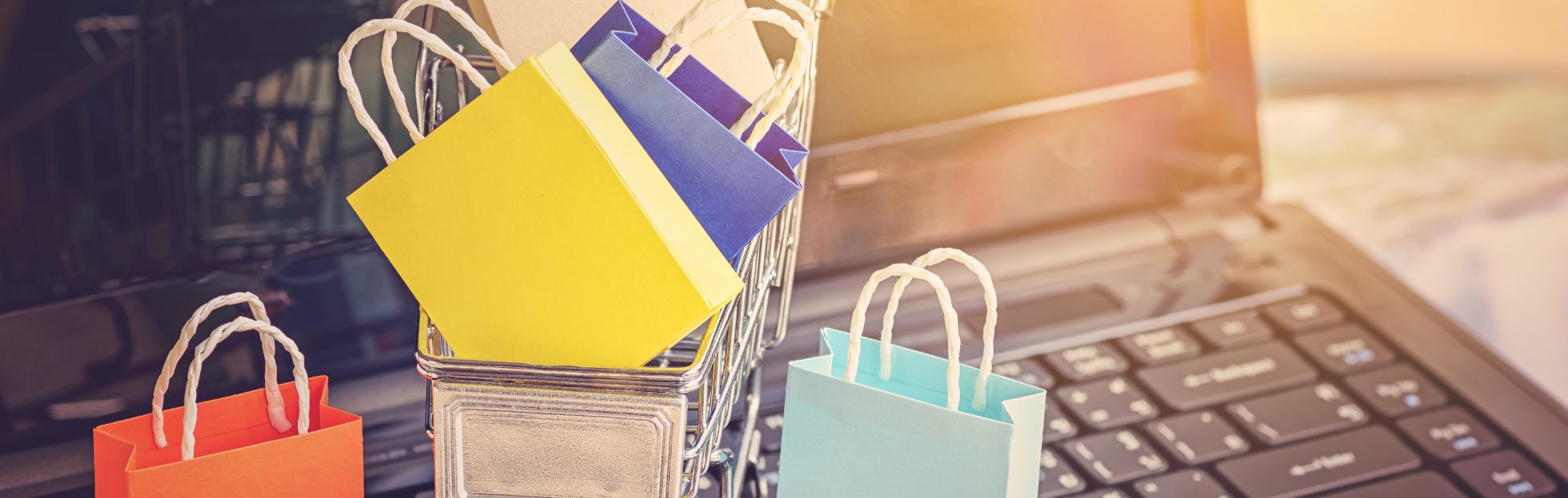 Sacs de magasinage miniatures déposés sur un ordinateur portable