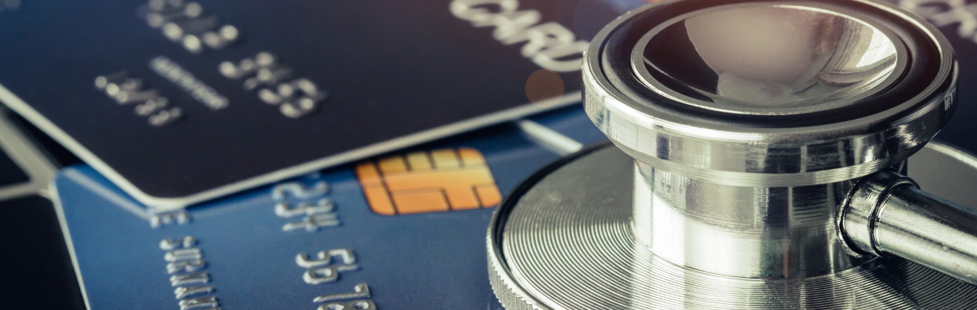Des cartes de crédit sous le stéthoscope