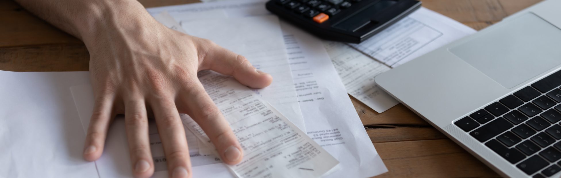 Un entrepreneur aux prises avec des factures et une calculatrice