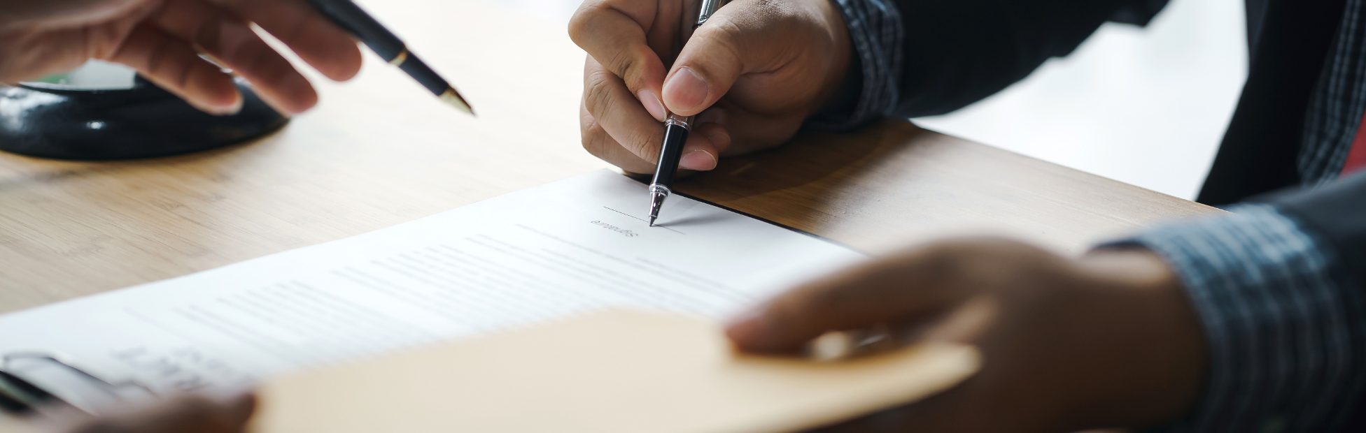 Soutien juridique avec un particulier signant des papiers sur un bureau