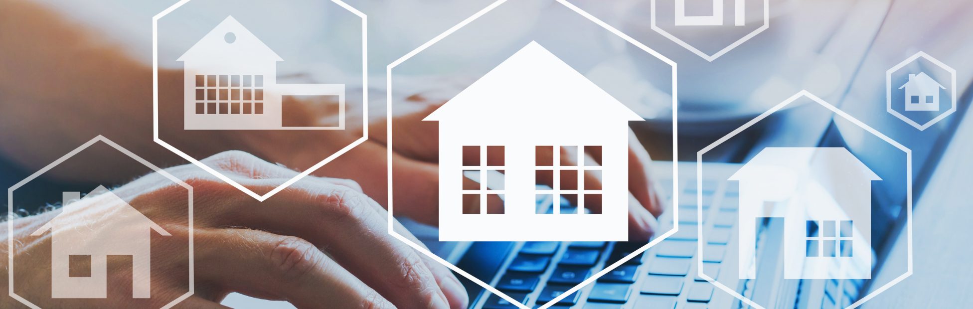 Des mains sur un clavier avec une maison numérique qui apparaît au-dessus