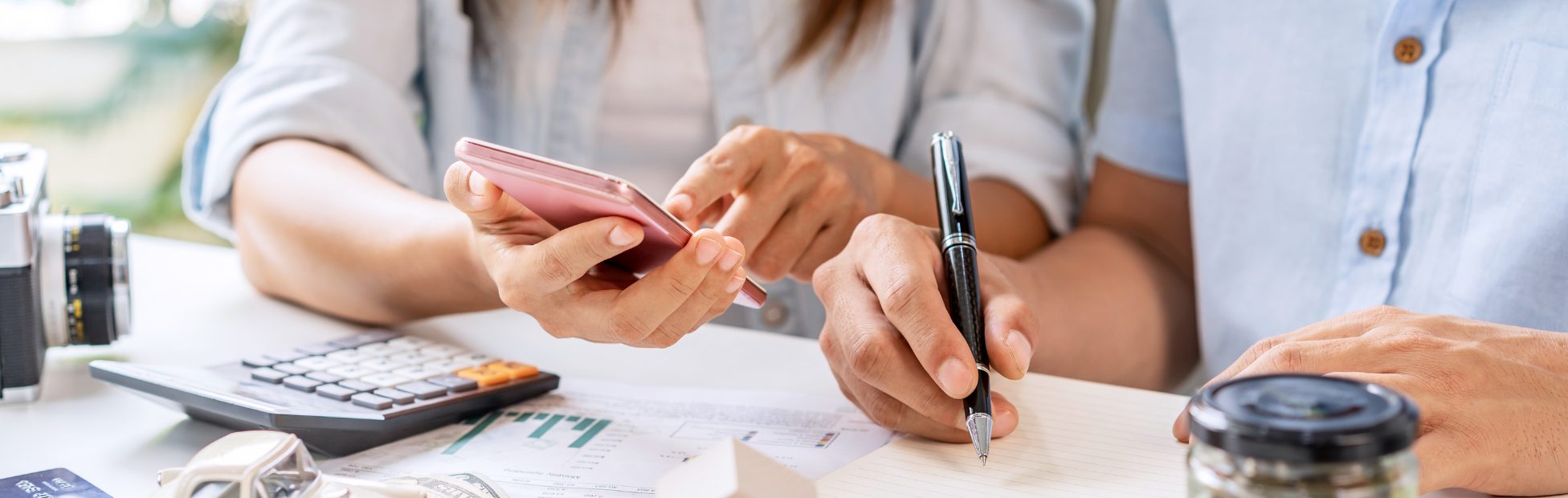 Un jeune couple planifie et gère ses dépenses courantes