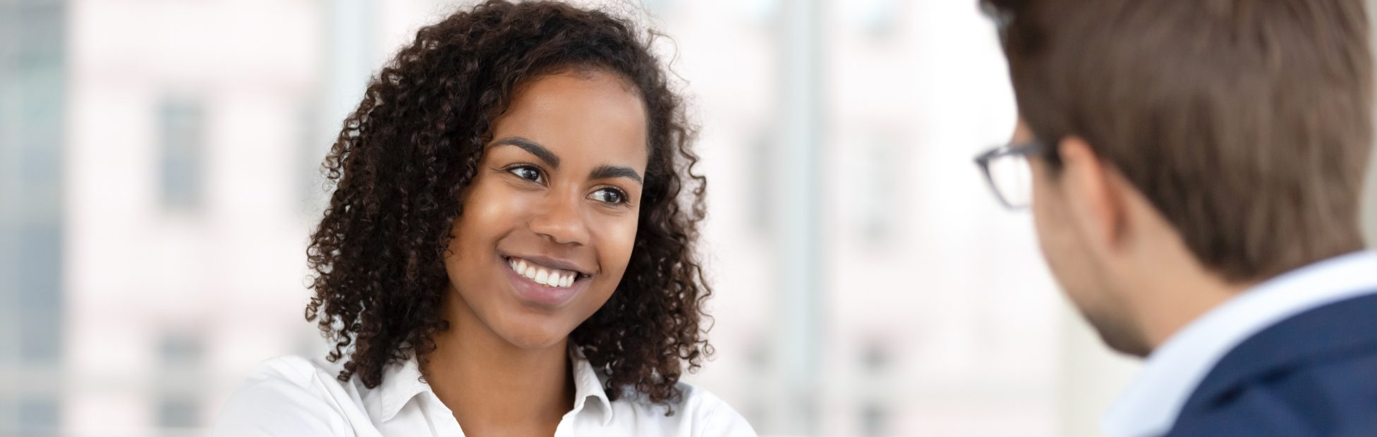 Femme africaine serrant la main d'un intervieweur des RH