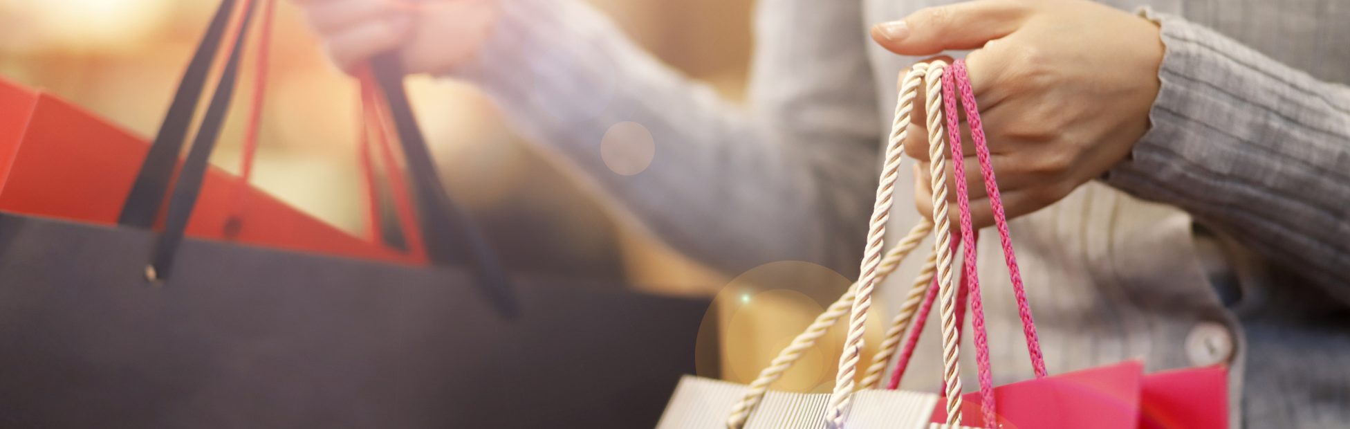 Gros plan d'une femme portant des sacs à emplettes