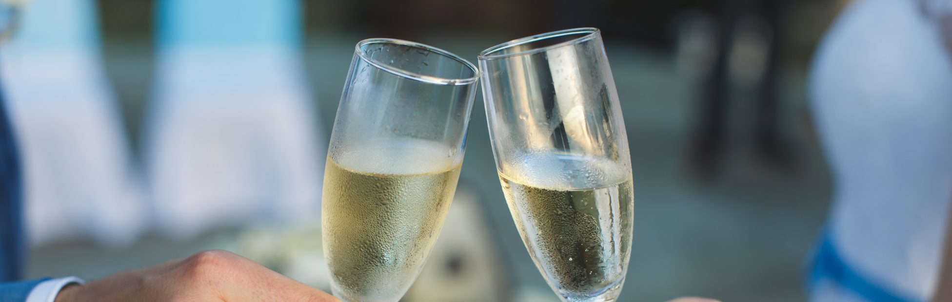 Gros plan sur un couple en train de trinquer au champagne