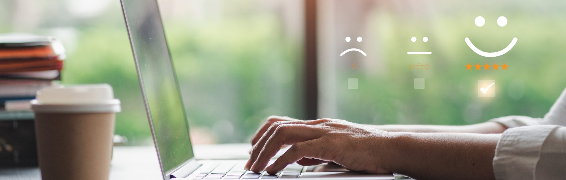 Image partiellement visible d'un propriétaire d'entreprise en train de discuter avec un client