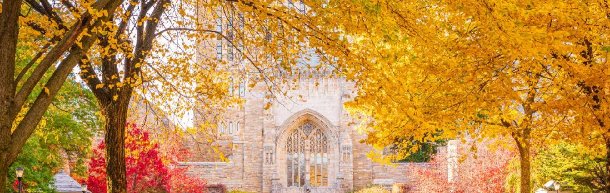 Magnifiques couleurs d'automne sur les arbres et université américaine non identifiée à l'arrière-plan.