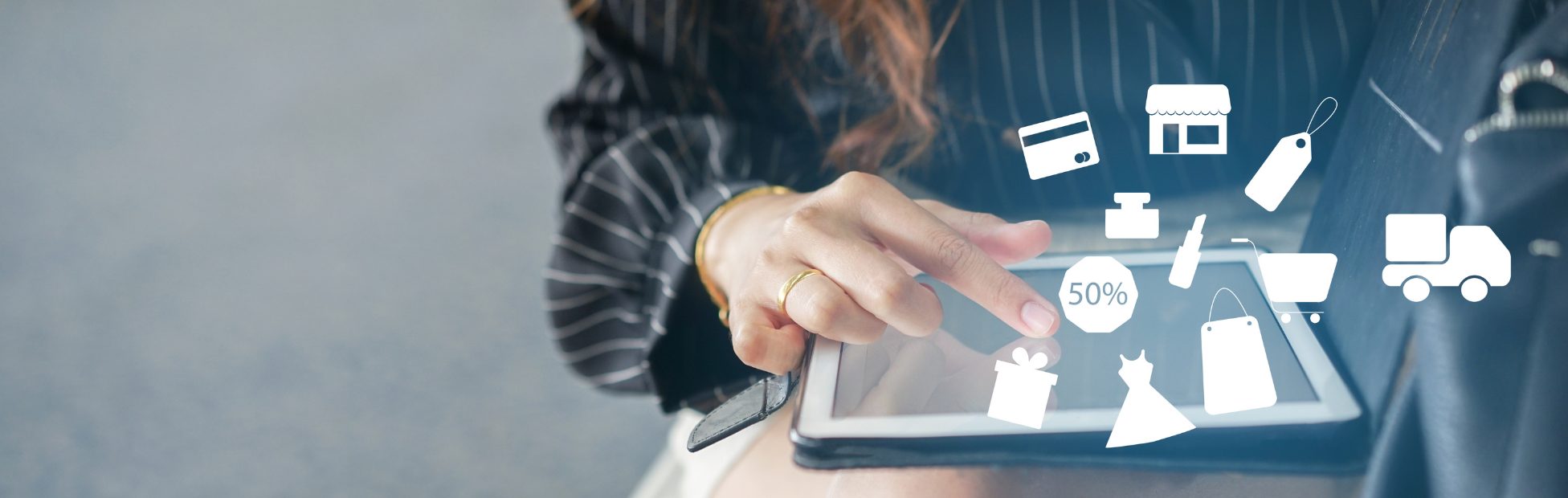 Image floue d'une femme asiatique utilisant une tablette pour sélectionner des articles en ligne.