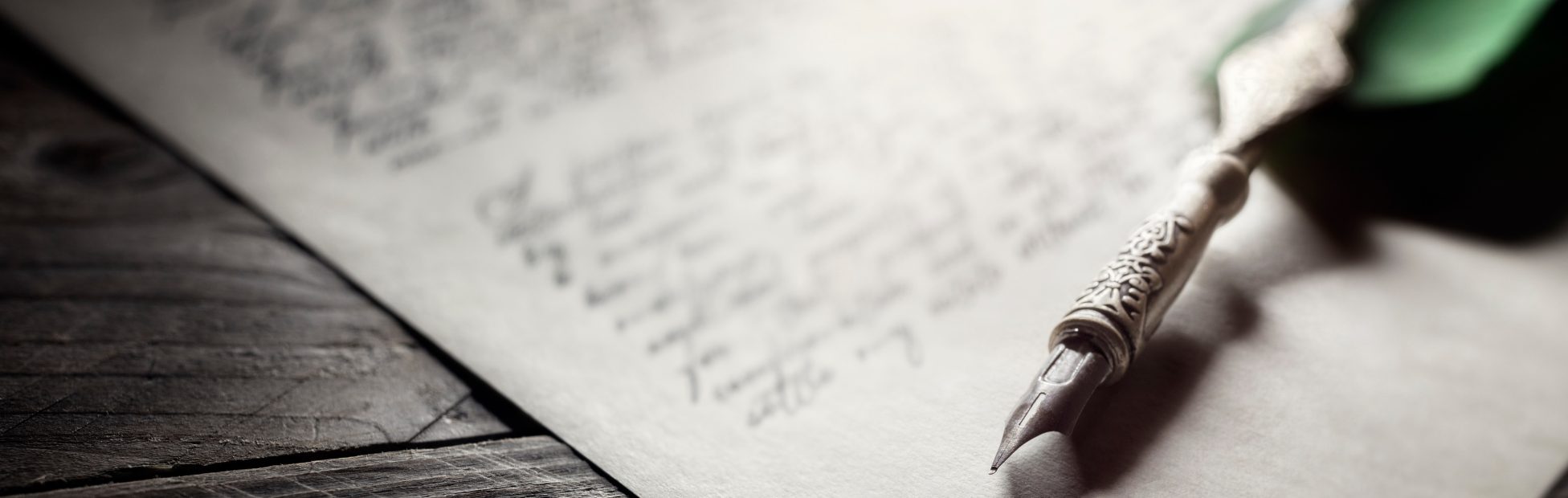 Stylo du notaire et cachet de cire sur un testament manuscrit.