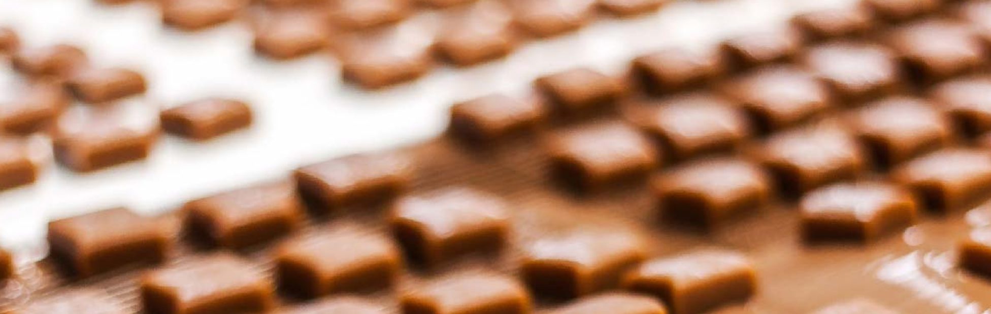 Une unité de production fabrique un lot de chocolats.