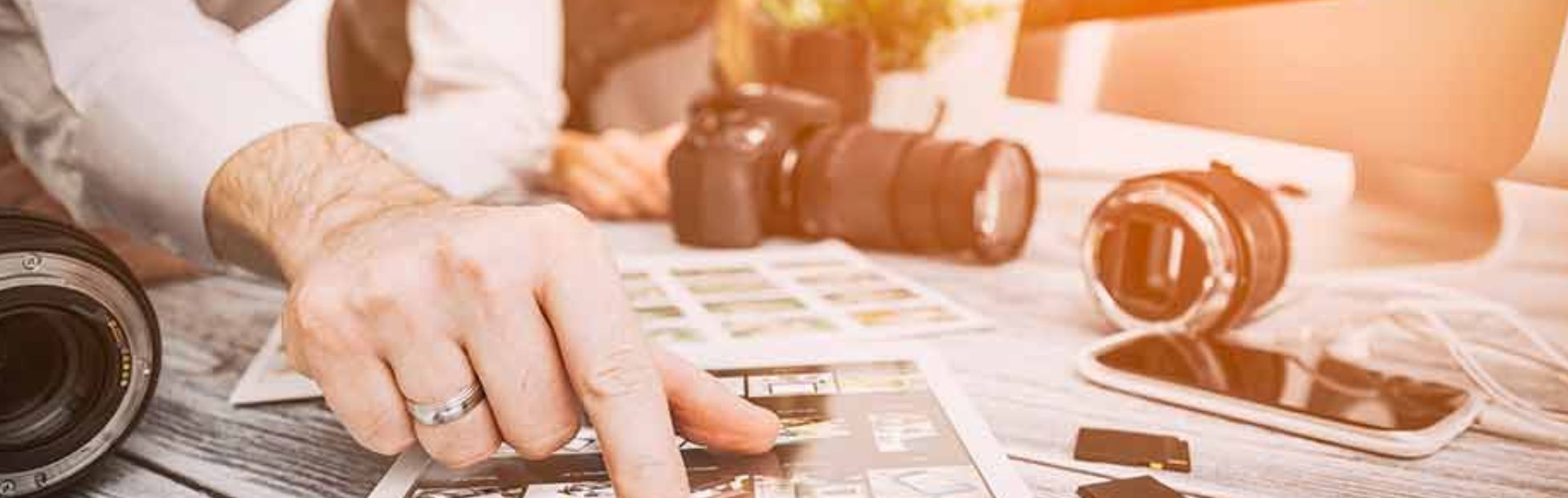 Un homme et une femme regardent des photos sur un bureau.