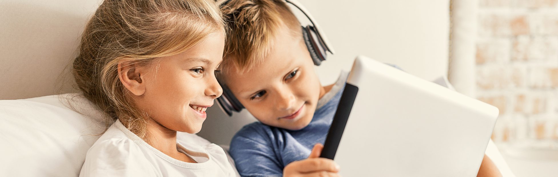 2 enfants sur un appareil mobile