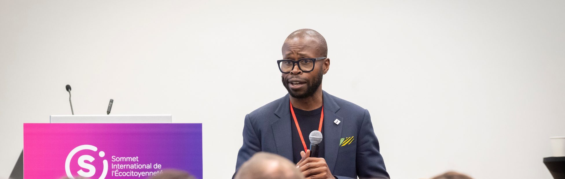 Olumide Akerewusi, président d’AgentsC, en conférence lors du Sommet international de l’écocitoyenneté des 8 et 9 juin 2023