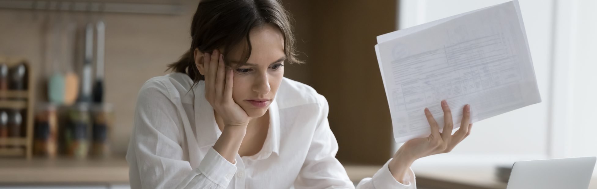 Femme stressée qui regarde ses factures