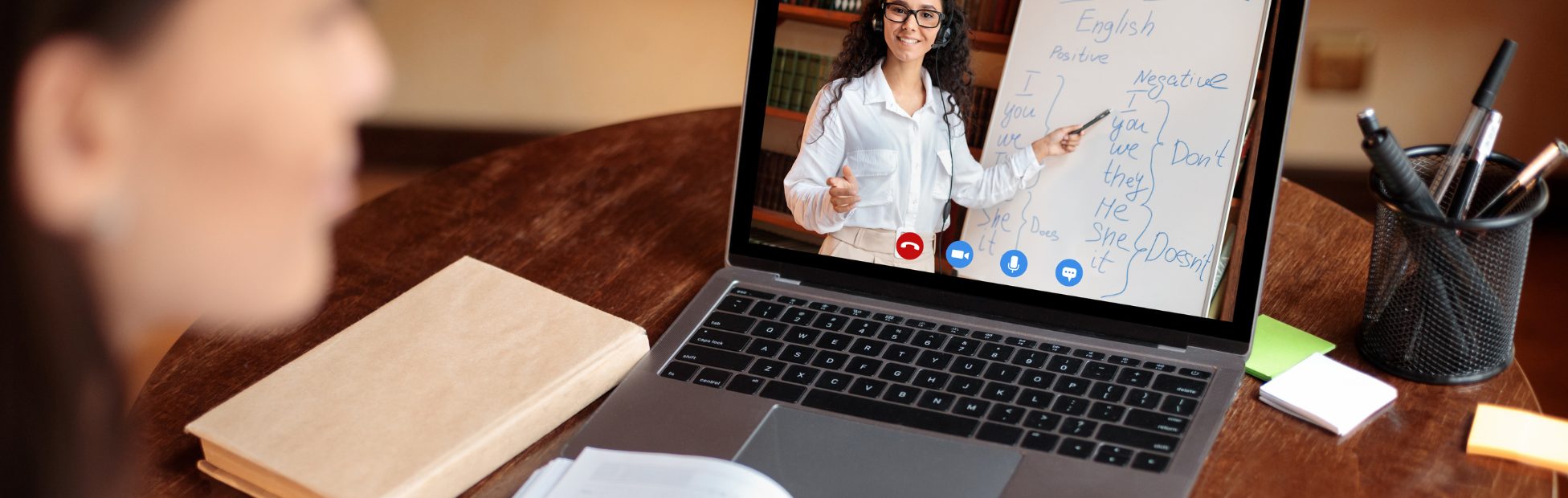 Jeune adulte en classe virtuelle en train d'écouter le professeur