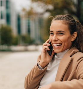 Femme appelant sur un téléphone
