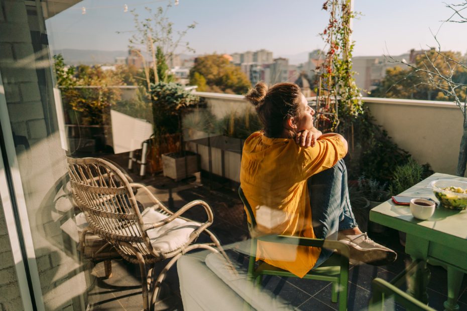 Personne assise sur le balcon d'un condo