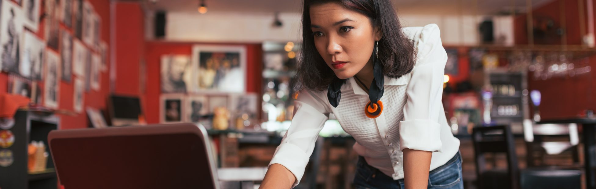Entrepreneur stressé, appuyé sur un bureau et confronté à des difficultés financières.