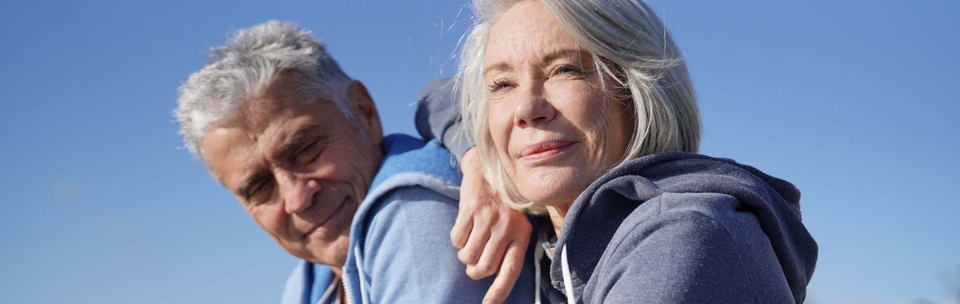 Un couple d'aînés profite de la vie sur la plage.