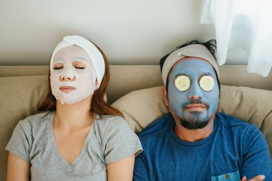 Homme et femme avec des masques faciaux
