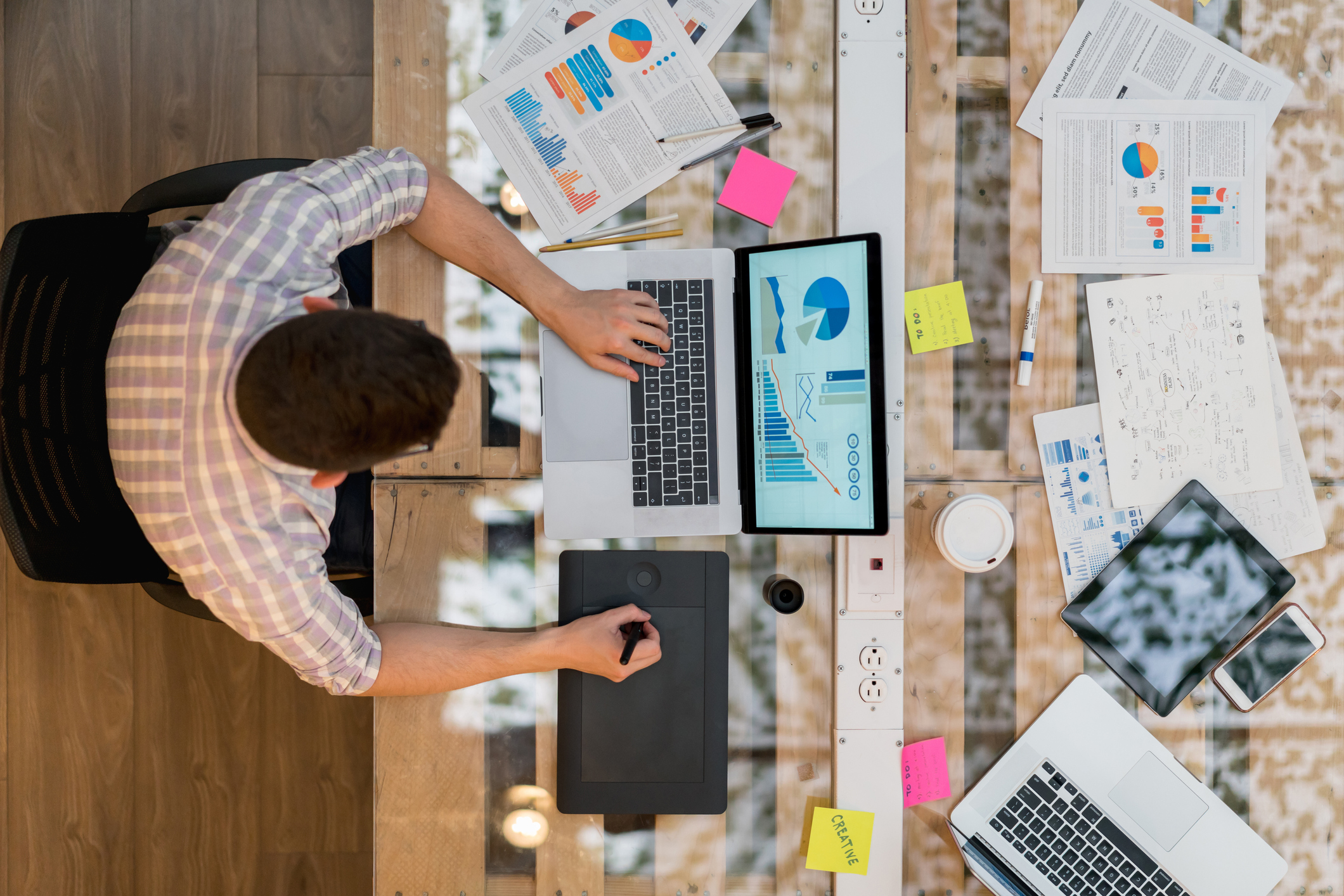 Concepteur travaillant sur un ordinateur portable dans un bureau de création 