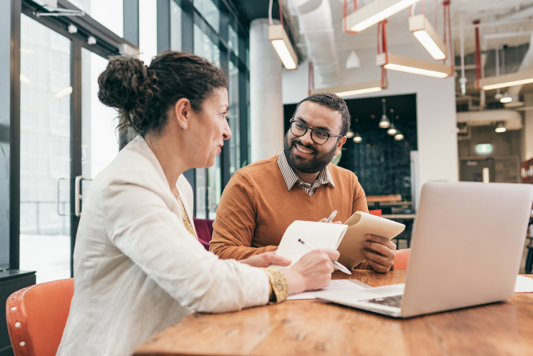 Personnes au bureau discutant de la stratégie commerciale