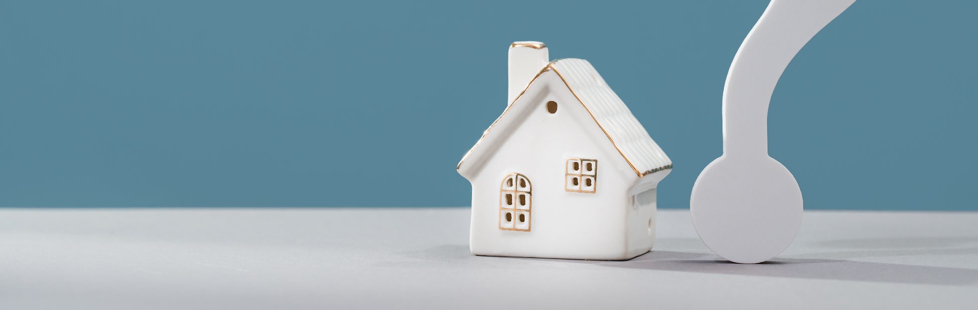Une maison avec un point d'interrogation