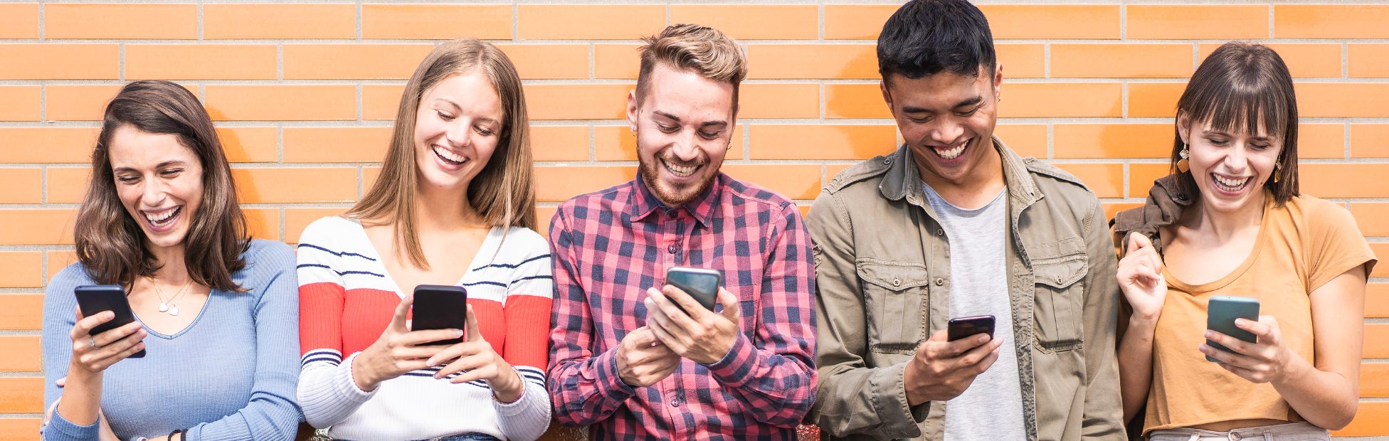 Amis regardant leur téléphone ensemble