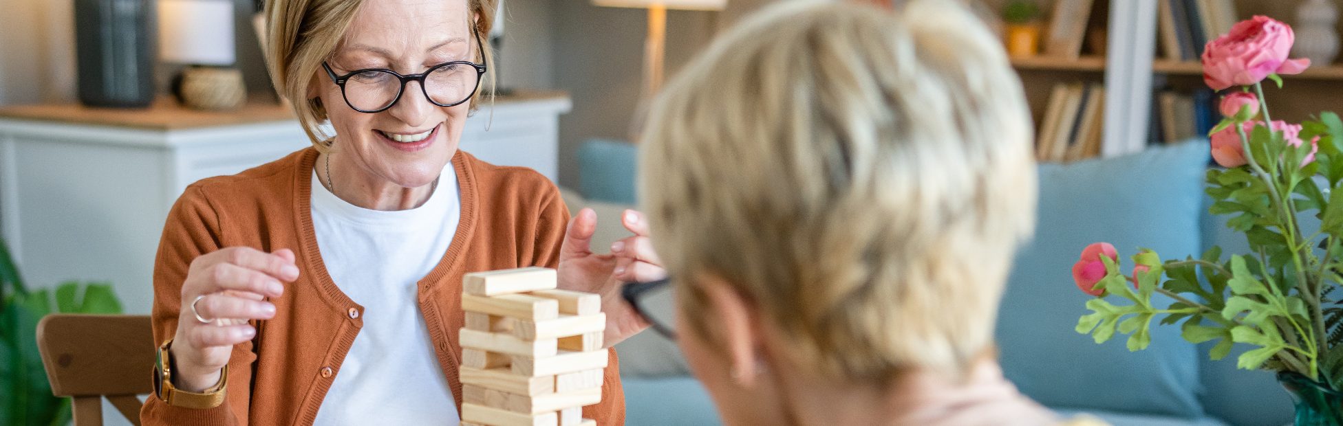 Femmes jouant à un jeu d’équilibrage des blocs de bois