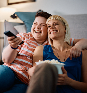 Deux amis regardent un film avec du pop-corn