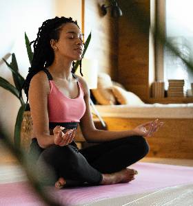 Une femme faisant du yoga