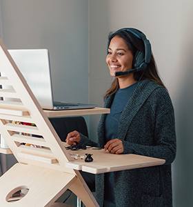 Une femme travaillant sur un bureau debout