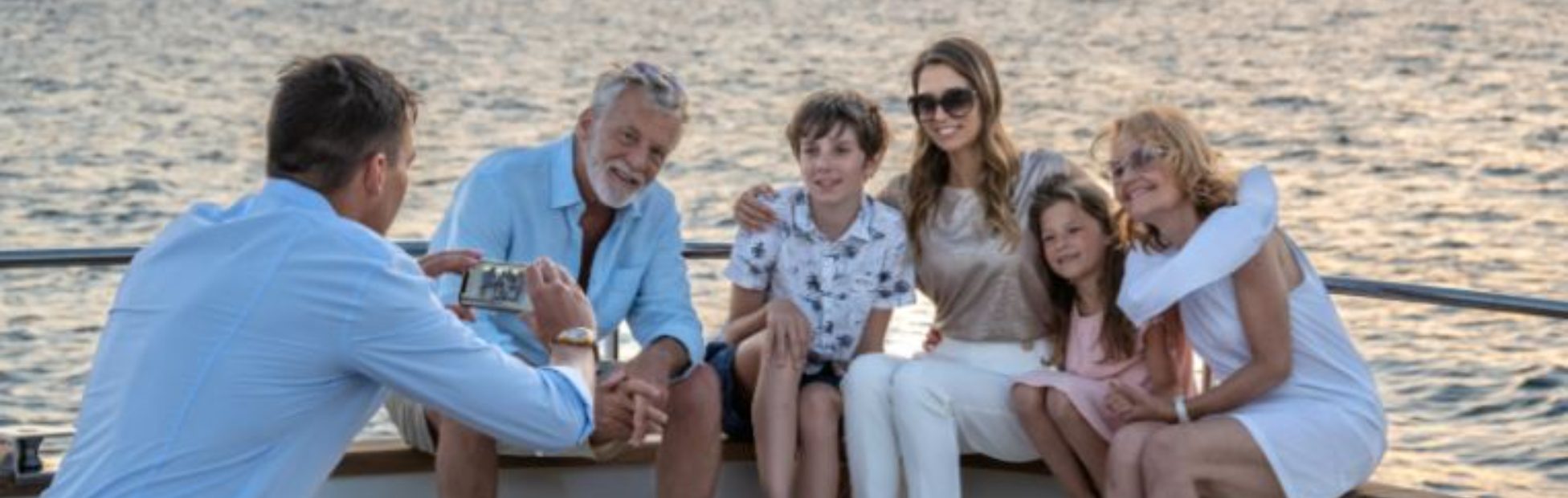 Famille multigénérationnelle prenant une photo sur un bateau