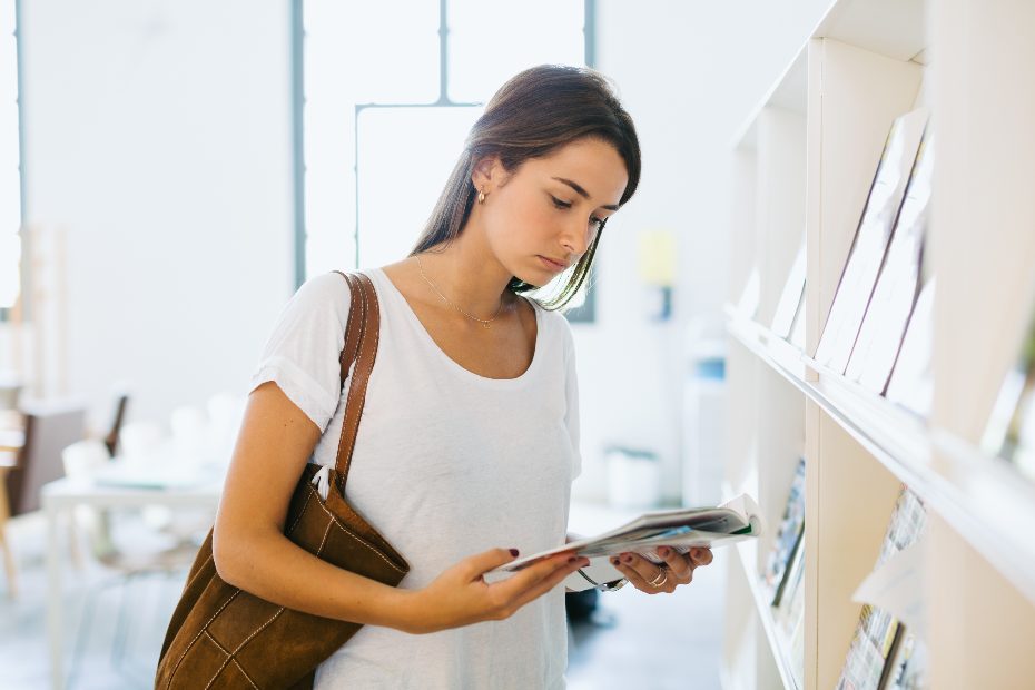 Femme lisant un magazine