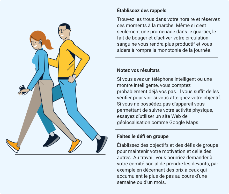 Deux femmes marchant sur la route et se parlant avec un sourire. 