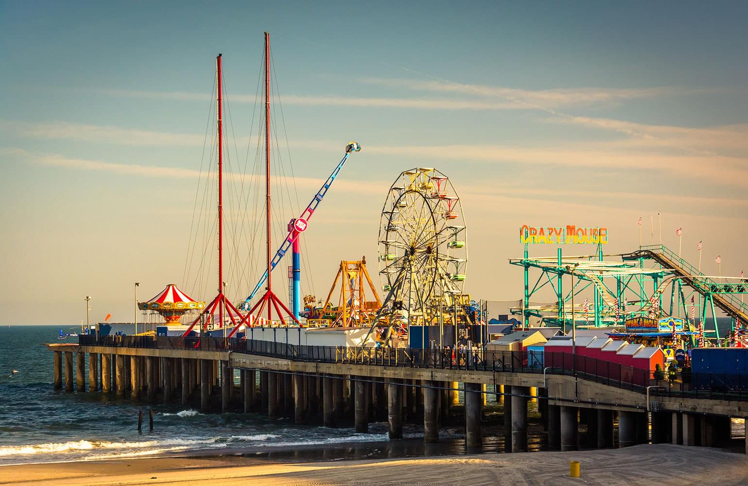 La grande roue et d’autres manèges du Steel Pier d’Atlantic City.